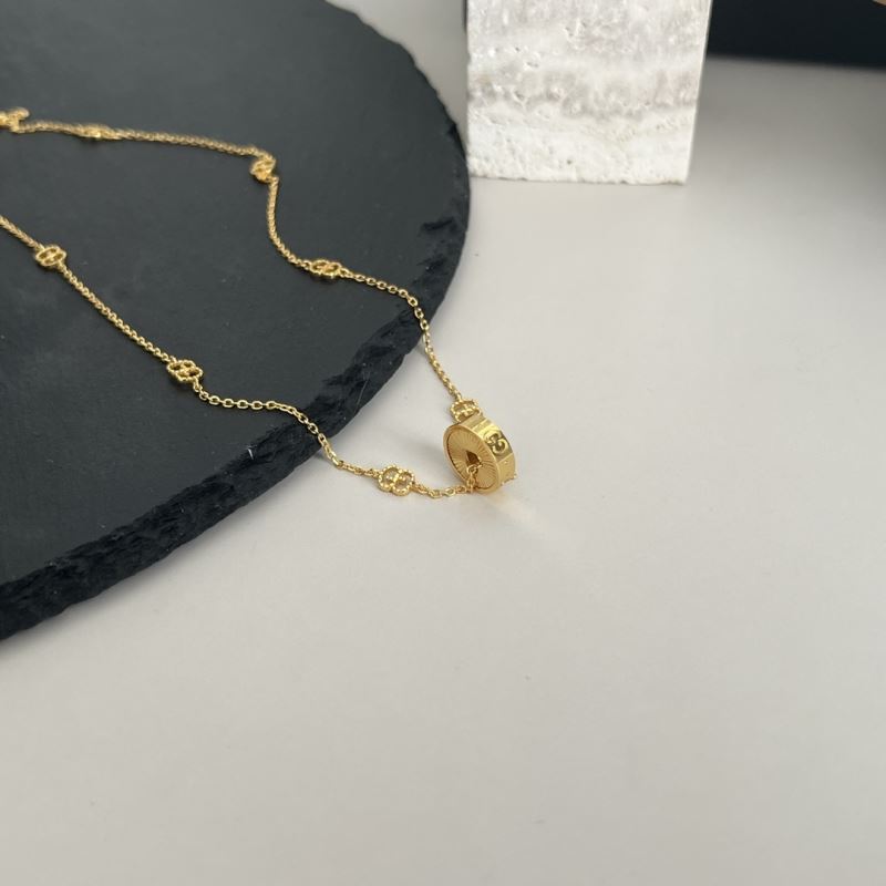 G*u*i necklaces